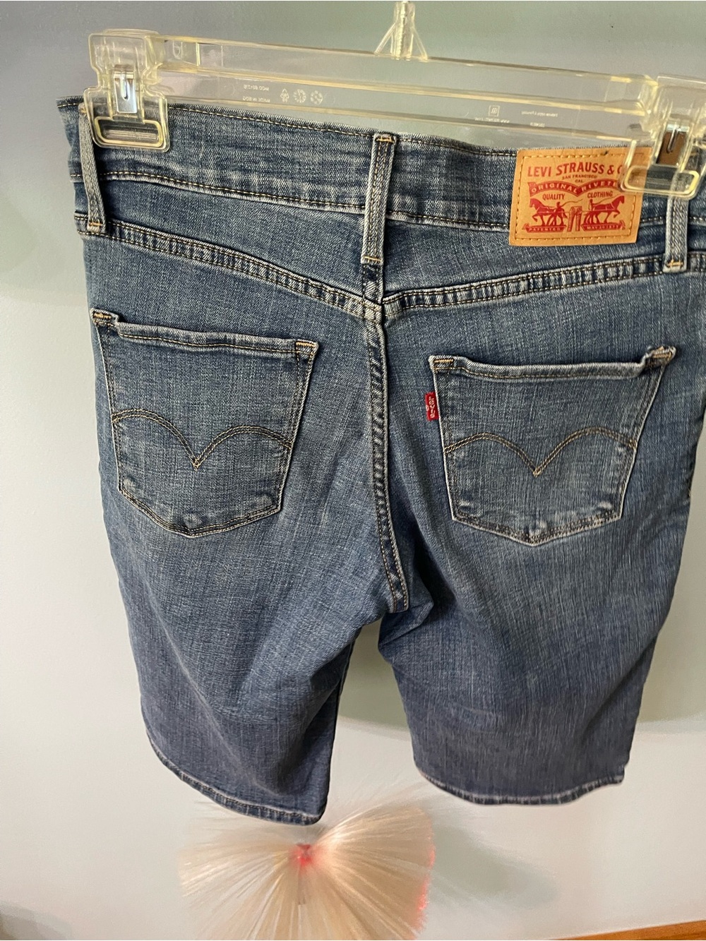 Women’s Levi's Denim Bermudas or Shorts. Excellent Cond. size 27”. Size4 - Picture 8 of 8